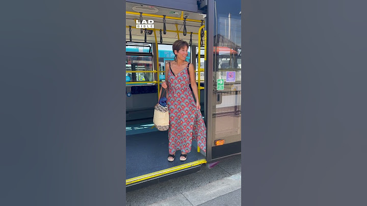 The bus really didn't want to let her go 🤣 (🎥: ViralHog)