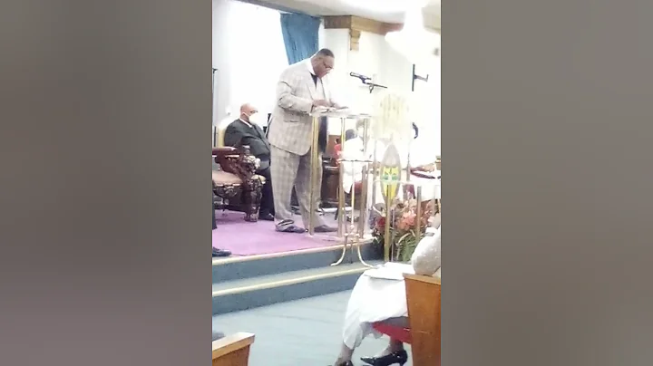 Pastor Myron Knox preaching at Church in the Round...