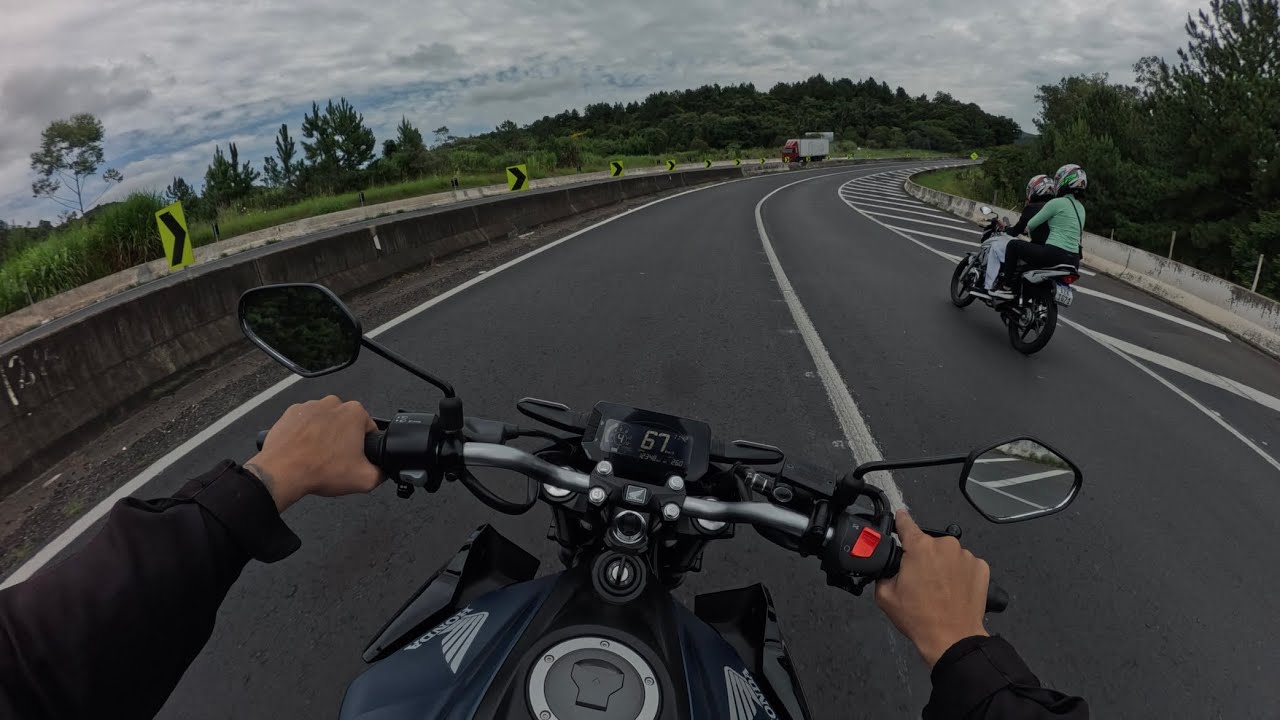 CB300F E CG150 SUBINDO A SERRA ENGARUPADO!