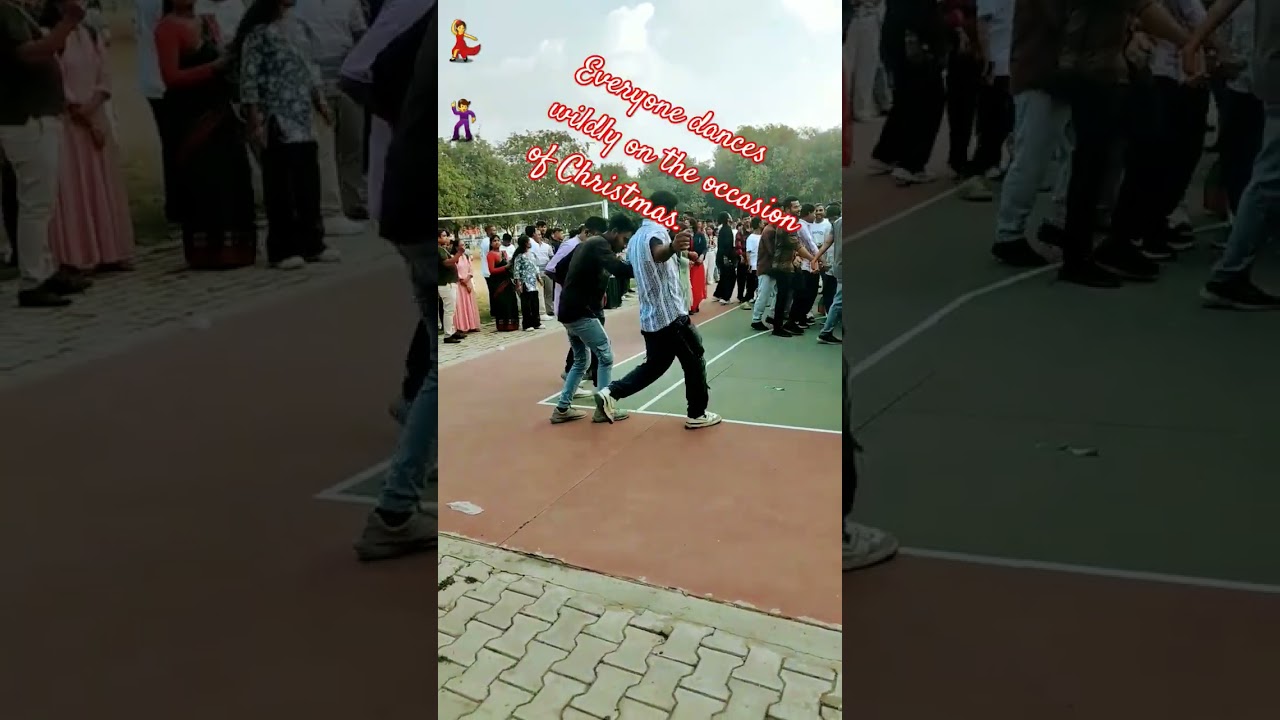 Everyone dances wildly on the occasion of Christmas.💯💯🕺💃
