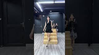 Các lỗi sai khi catwalk với bậc thang #bybacademy #thanhhuyennguyen #daotaonguoimau