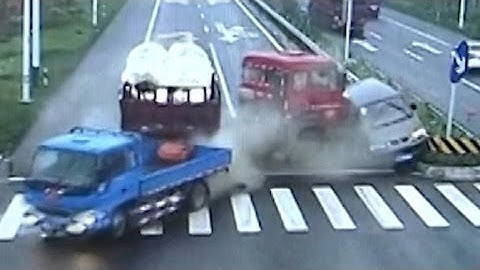 Motorcyclist narrowly avoids being crushed in unbelievable crash