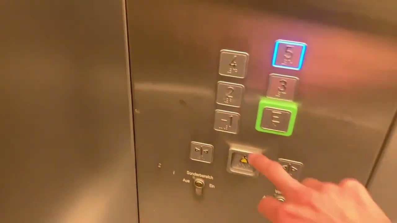 2020 Butz Aufzug in einem Bus Betriebshof In München Hanauer Straße 22