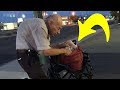 Todos ignoran a este anciano que se sienta en la calle cada noche, hasta que alguien descubre porqué