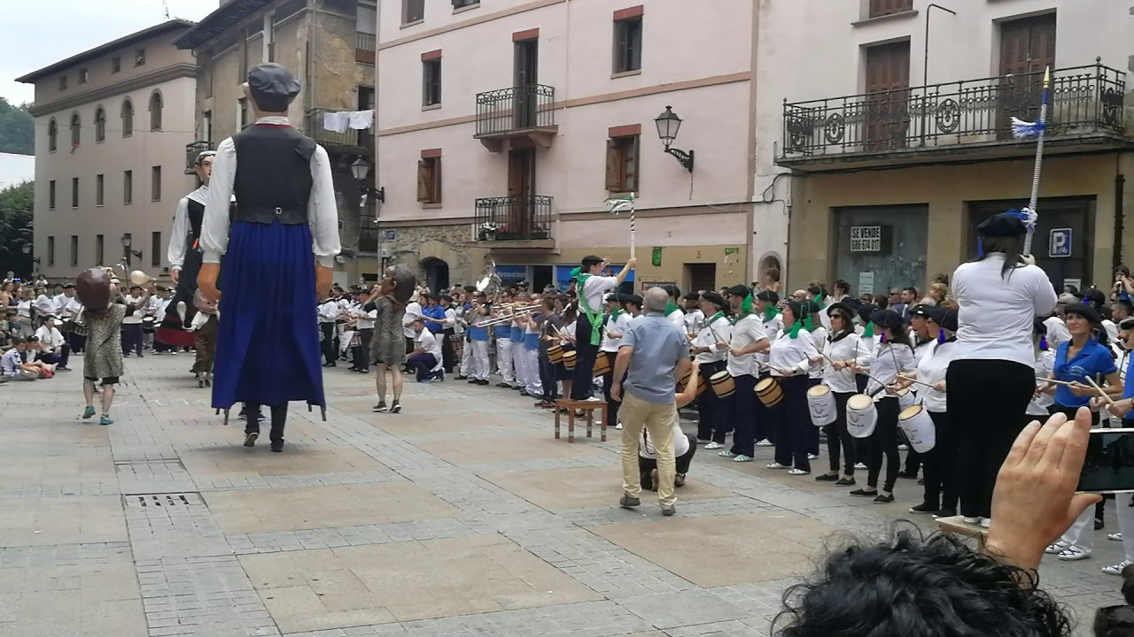 Xanti eta Maialen 100 urte 2019 tamborrada Herriko plazan