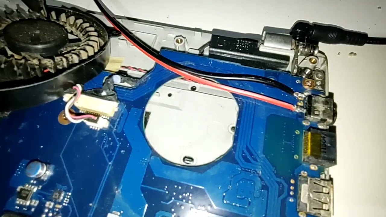 Ligação direta na placa mãe do Notebook Samsung (conector jack), não tinha a fonte