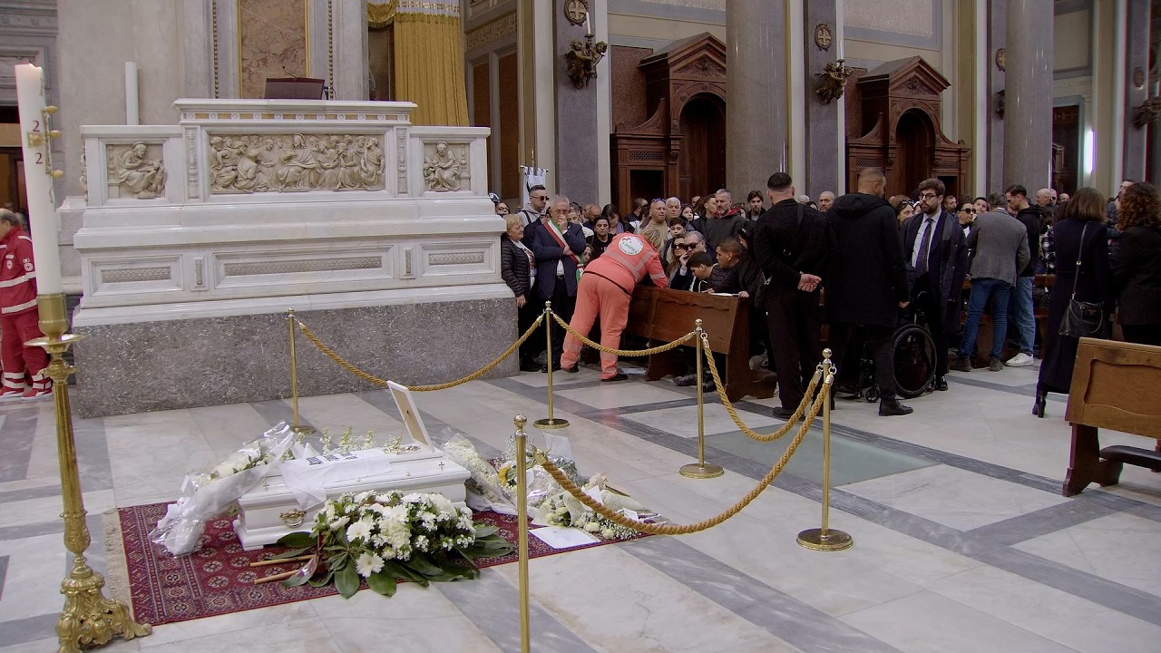 Funerali di Domenico, l'arrivo della bara bianca e gli applausi commossi