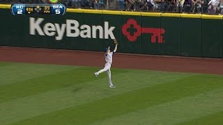 Francoeur makes a leaping grab in right field