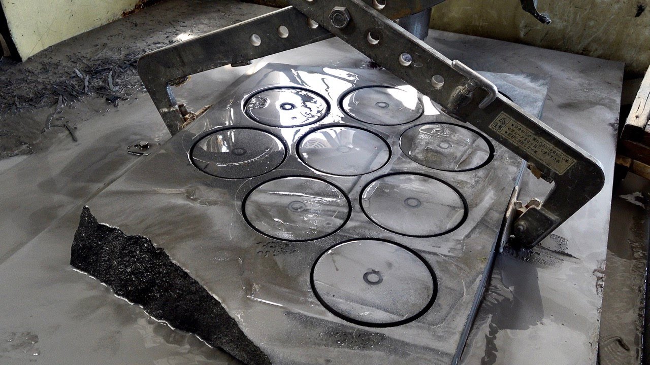 Процесс изготовления ручной мельницы для кофе путем резки огромных камней. Фабрика жерновов в Корее