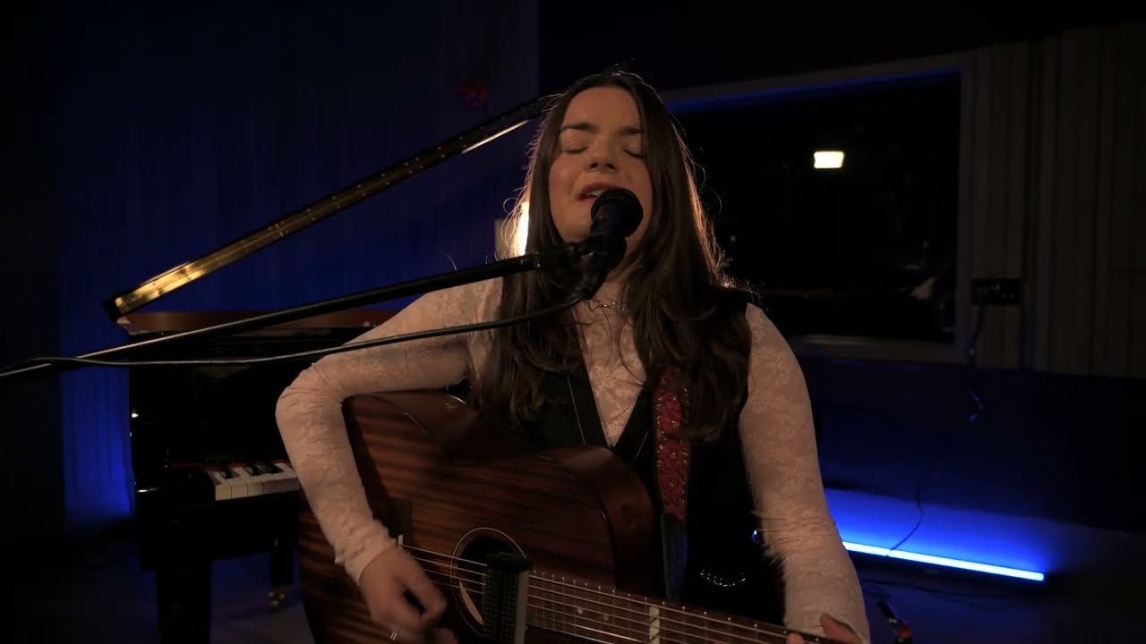 Guarda Geneviève Racette performs "X2" live in session for The Line of Best Fit su YouTube Guarda Geneviève Racette performs "X2" live in session for The Line of Best Fit su YouTube
