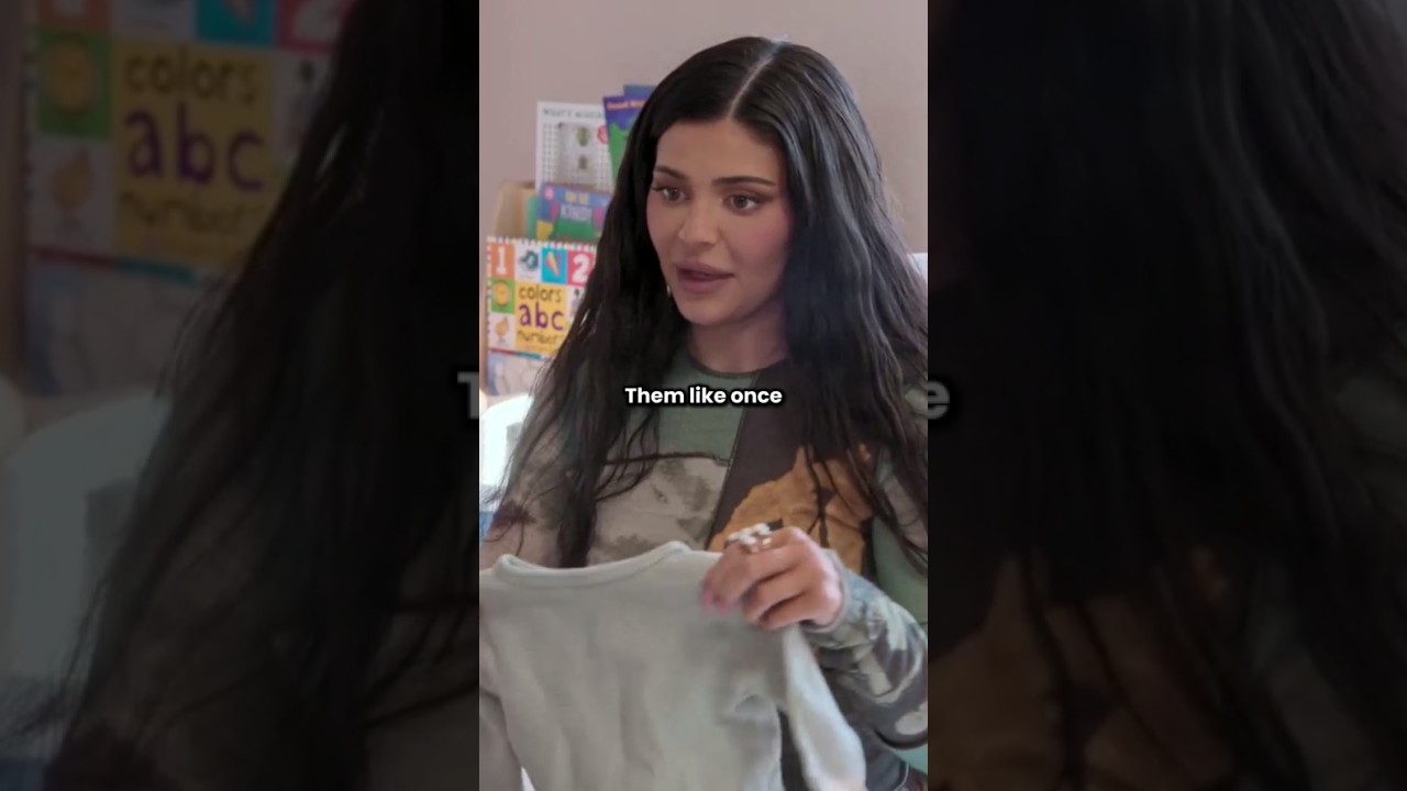 Kylie give her baby clothes to Khloe 😍