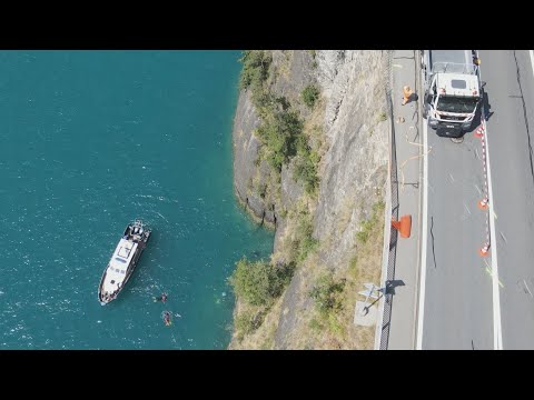 Brunnen SZ: Auto stürzt in See