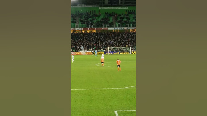 Man rent veld op tijdens FC Groningen - FC Volendam (3-0)