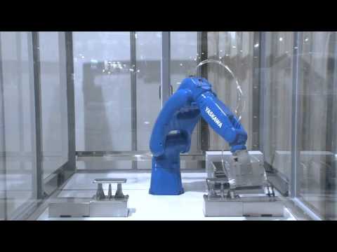 【安川電機】2015 国際ロボット展：技術の伝承 [ 鏡面加工ロボット ]