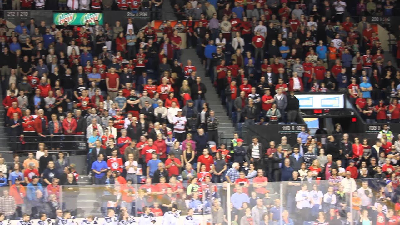 Hymne national au Colisée Pepsi