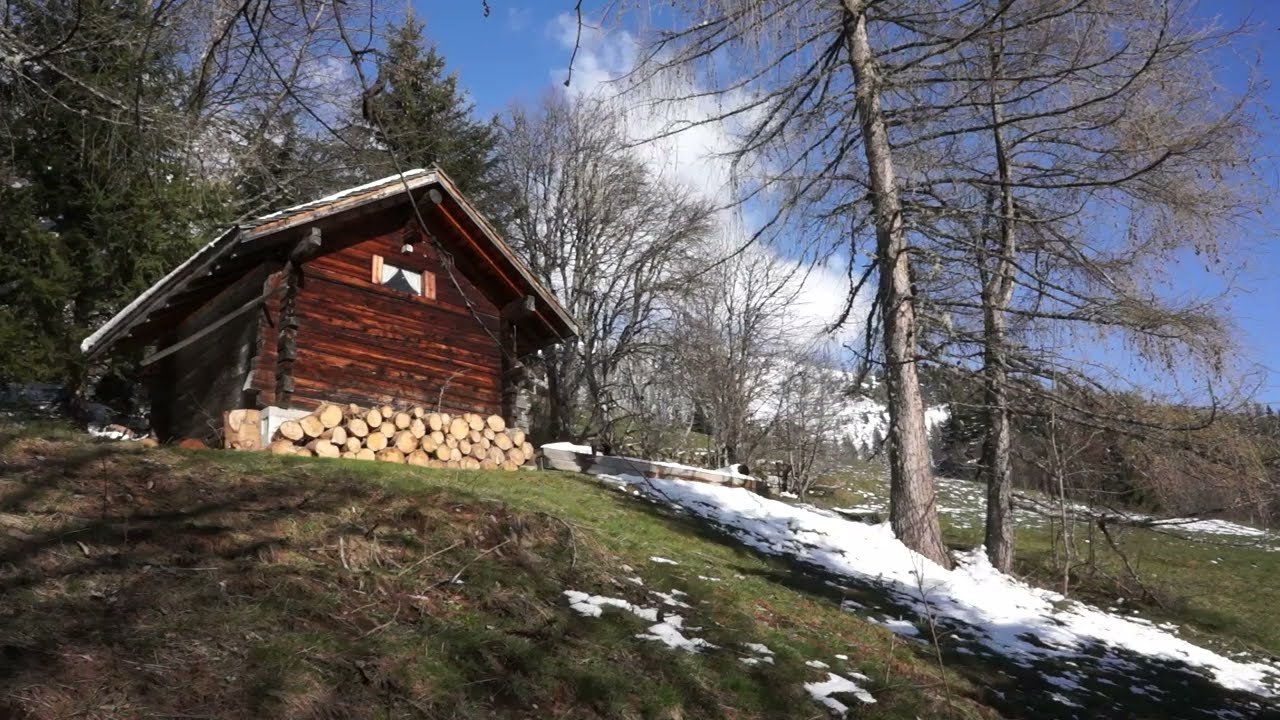 Petit chalet de montagne au printemps face à l'Etale massif des Aravis Haute Savoie France.