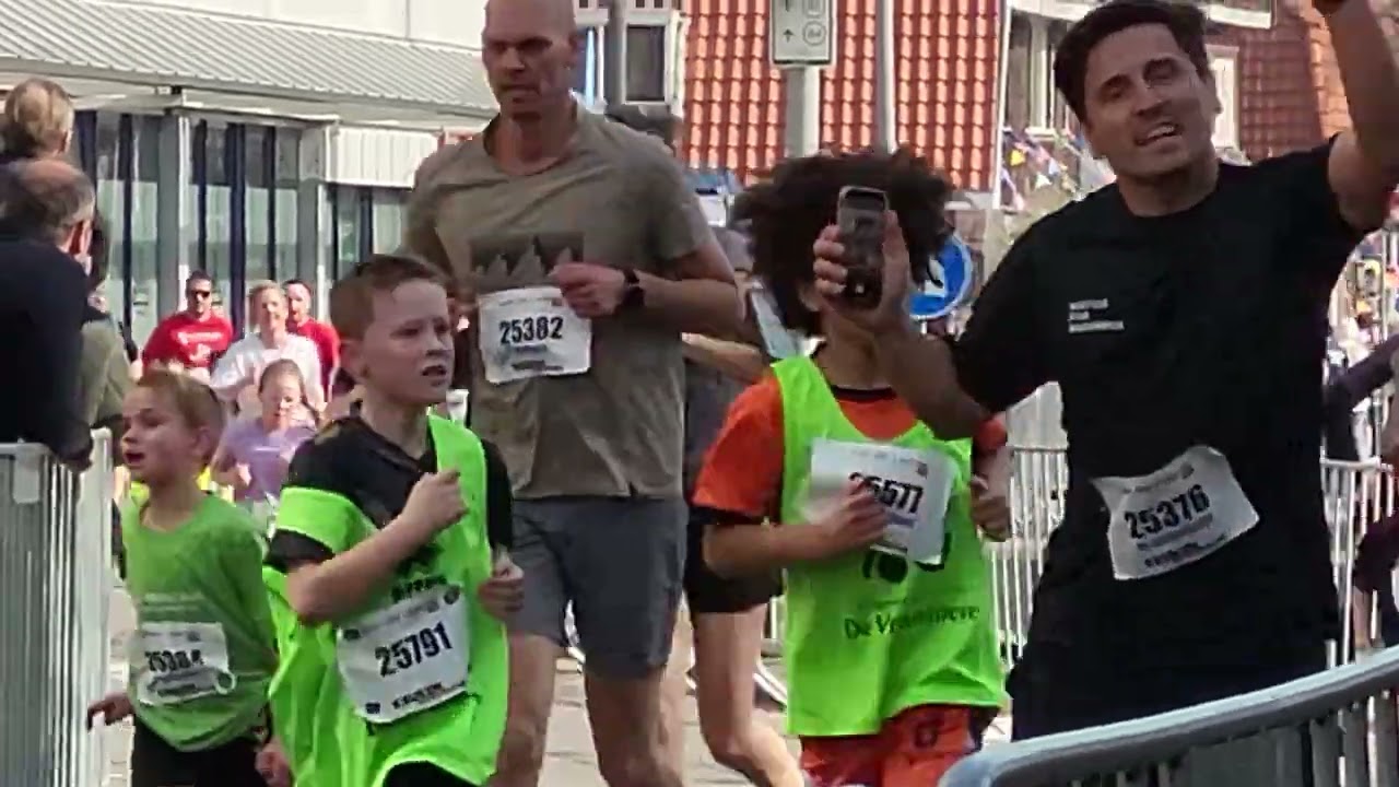 Голландский бег для всех членов семьи вместе. Альфен-ан-ден-Рейн, 9 марта 2025 г. Живые эмоции