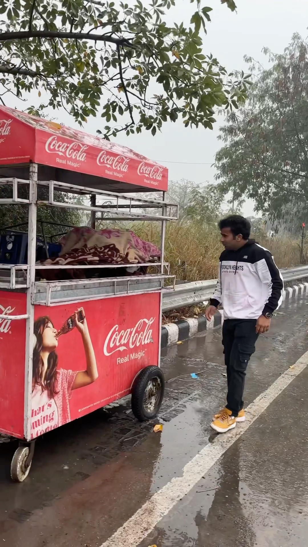 ?अंकल ने रुला दिया ??#humanity #respect#helping#trending #viralvideo #youtubeshorts ?