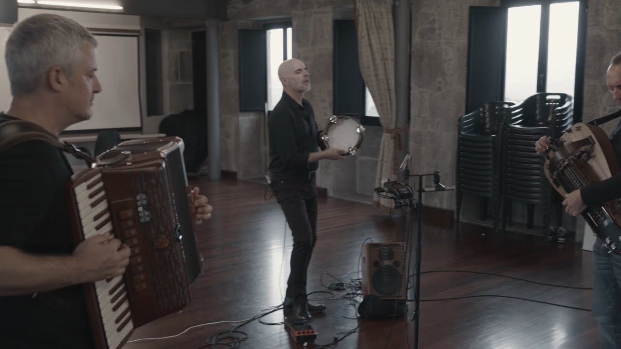Xabier Díaz (voz/pande), Iván C. (Zanfona), Roberto Grandal (Acordeón), Virxilio Da Silva (Guitar)