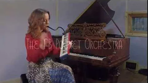 Jenny Russell (fb pocket orchestra) introduces Suz...