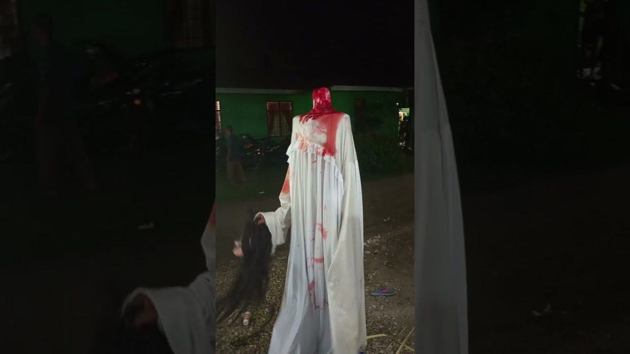 hantu jatuh dari pentas