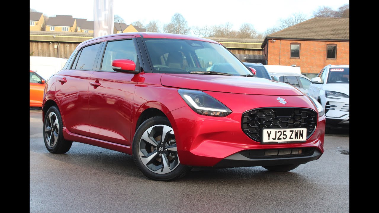 Suzuki Swift Ultra 1.2 MHEV YJ75 ZWM, 5-дверный, цвет Burning Red Pearl, 2025 год выпуска.