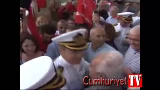Tutuklu askerler tahliye sonrası üniformalarını giyerek çıktı