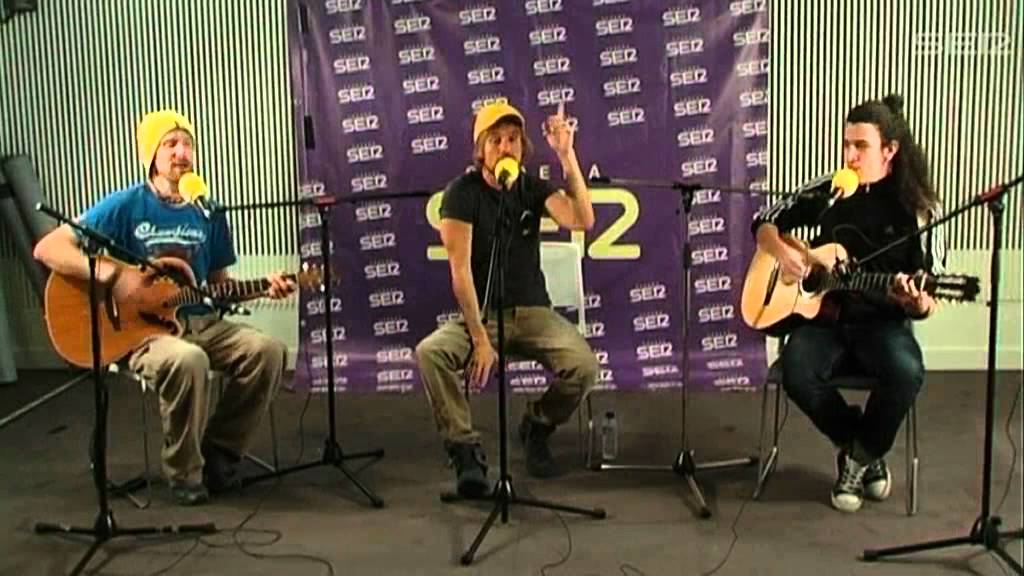 Macaco interpreta en directo 'Love is the only way'