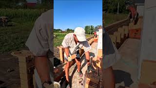 Как с помощью кельмы отколоть  ровно кирпич🤣😜 How to chip off a brick with a trowel