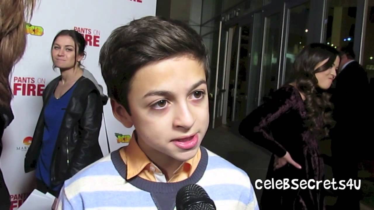 JJ TOTAH Talks 2 BROKE GIRLS & Thanksgiving Plans