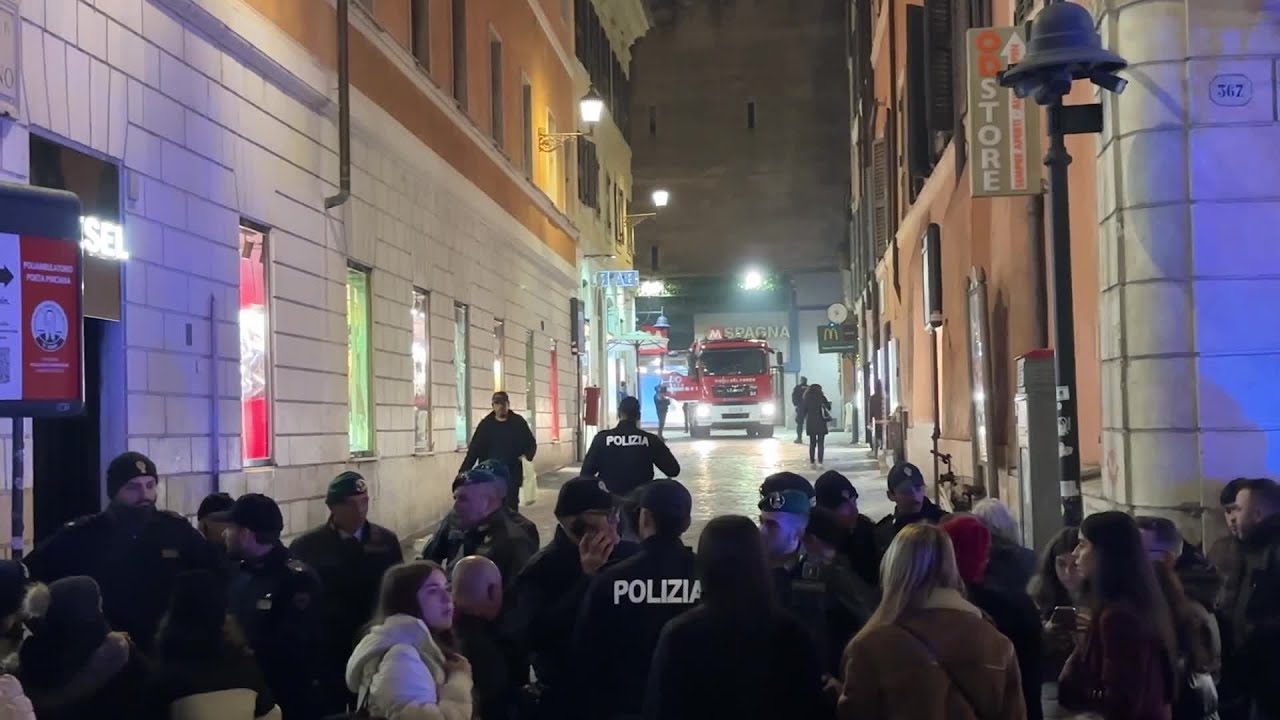 A Roma chiuse le metro Spagna e  Flaminio per un incendio: centinaia le persone bloccate in strada