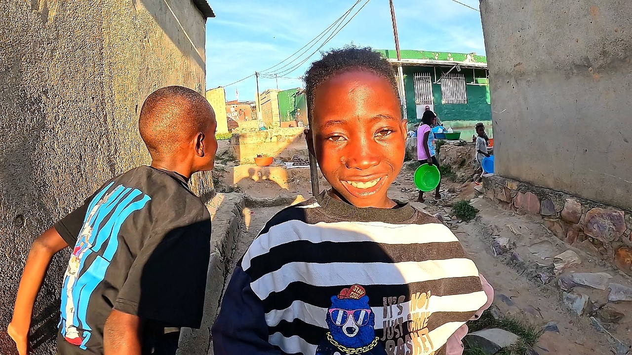 VLOG NA NOSSA COMUNIDADE: A ROTINA DOS 4 ENGRAXANTES! 🇦🇴👟