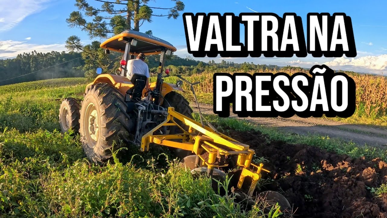 Valtra A800R puxando o arado na pressão! Serviço bruto no campo 💪🌾