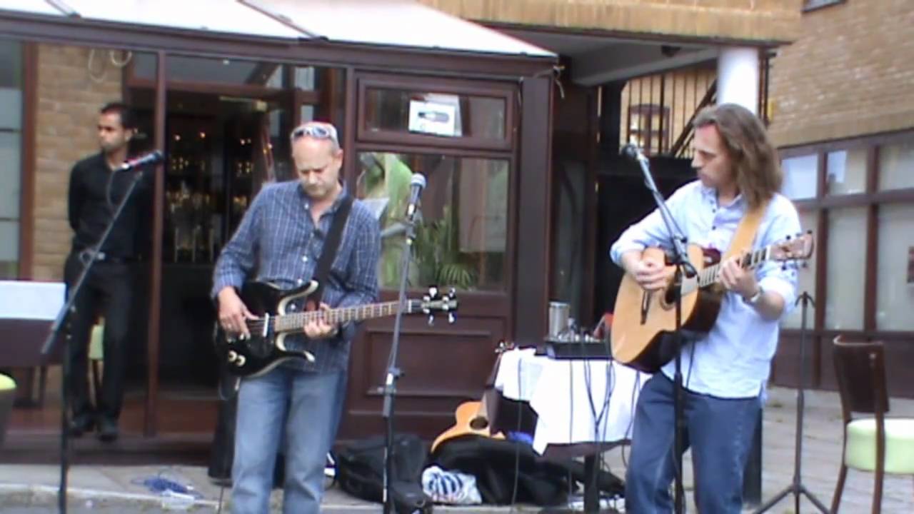 Sam Smith & Rick Cullen play in Tudor Square