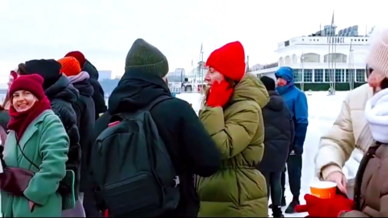 "Мудрое" решение "человеколюбивого" главнокомандующего.Подрыв своей инфраструктуры Без еды ,воды !