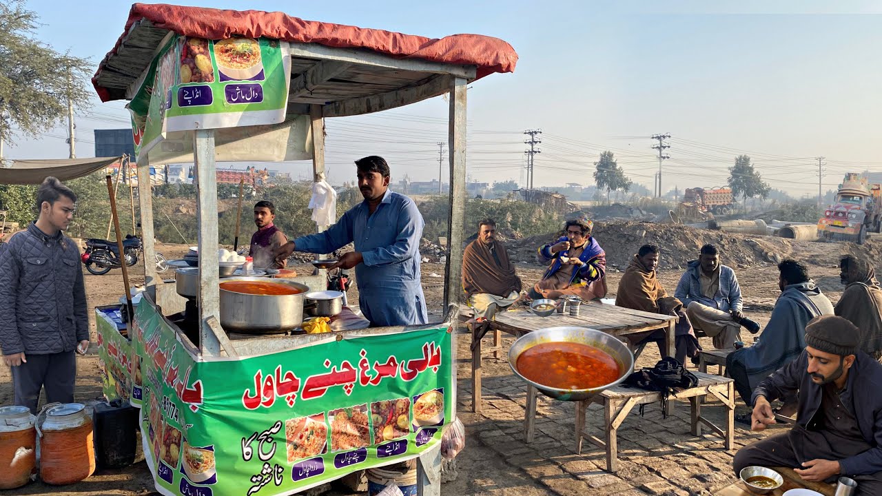 PEACEFUL DESI BREAKFAST IN PAKISTAN'S FOOD STREET! 😍 Roadside Authentic Pakistani Nashta Street Food