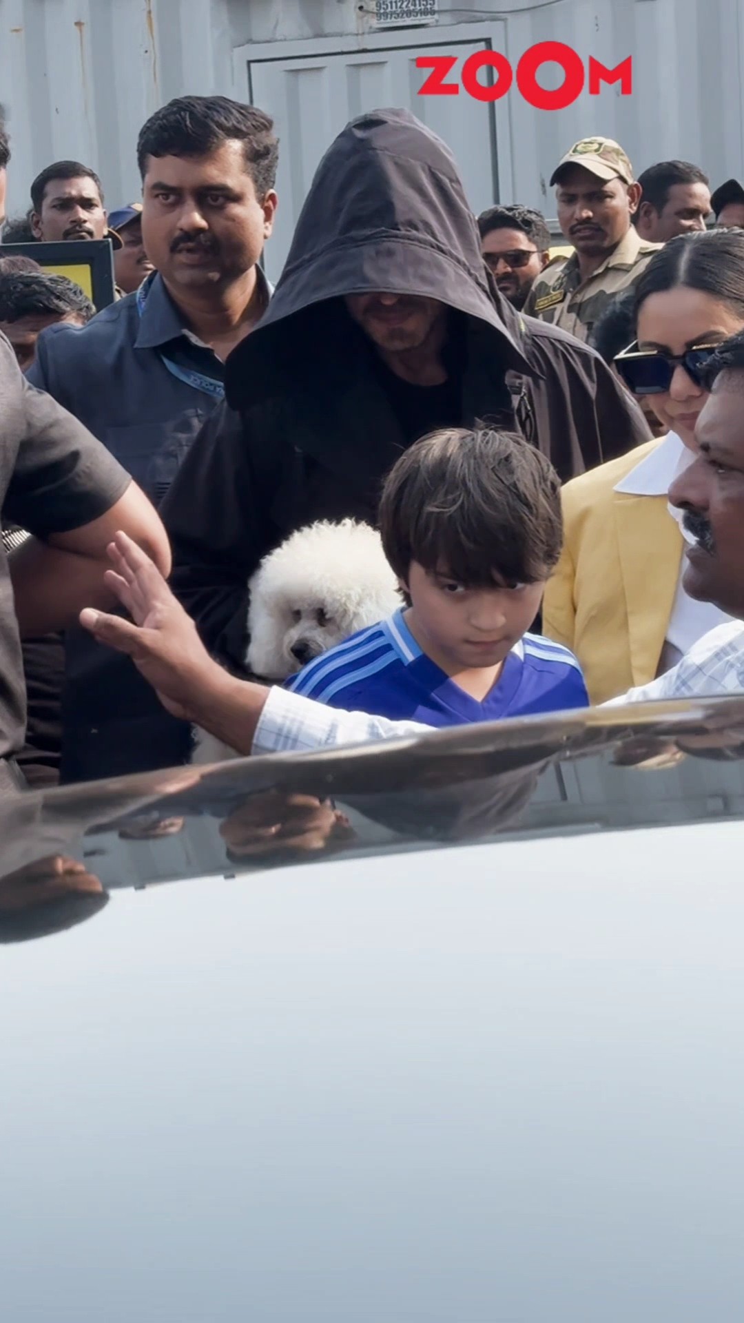 Shah Rukh Khan spotted with wife Gauri and kids at Gateway of India ? #srk #gaurikhan #shorts