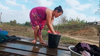 Ntxhua Khaub Ncaws Thiab Da Dej Nyob Toj Siab