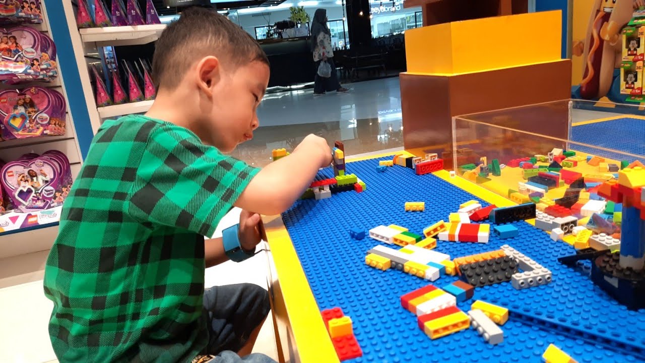  Anak  kecil  Main LEGO mainan  anak  laki  di mall Bermain 