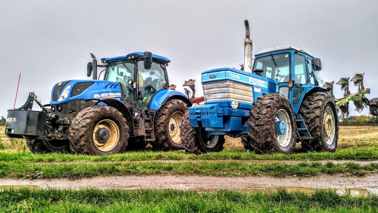 Ford старой школы и современный NH T7 вспахивают мокрую дорогу
