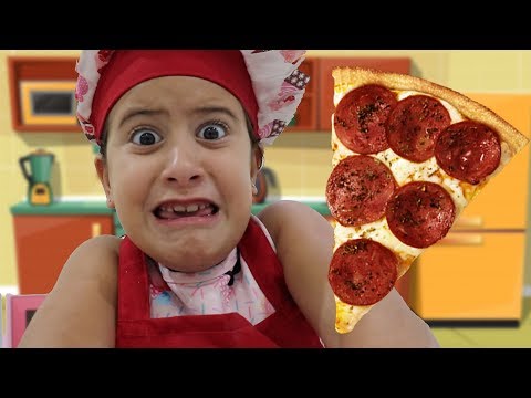 MARIA CLARA É COZINHEIRA POR UM DIA E FAZ PIZZA NA COZINHA DE BRINQUEDO🍕 Pretend Play pizza