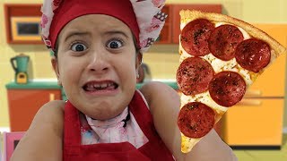 MARIA CLARA É COZINHEIRA POR UM DIA E FAZ PIZZA NA COZINHA DE BRINQUEDO🍕 Pretend Play pizza screenshot 3