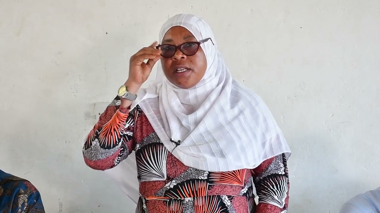 Mhe. Mkuu wa Wilaya ya Mkoani Pemba akizungumza na wafanya Biashara wa Soko la Mtambile Mkoani.