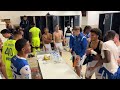 Le vestiaire encore en feu après la victoire à Paris ! 🥳