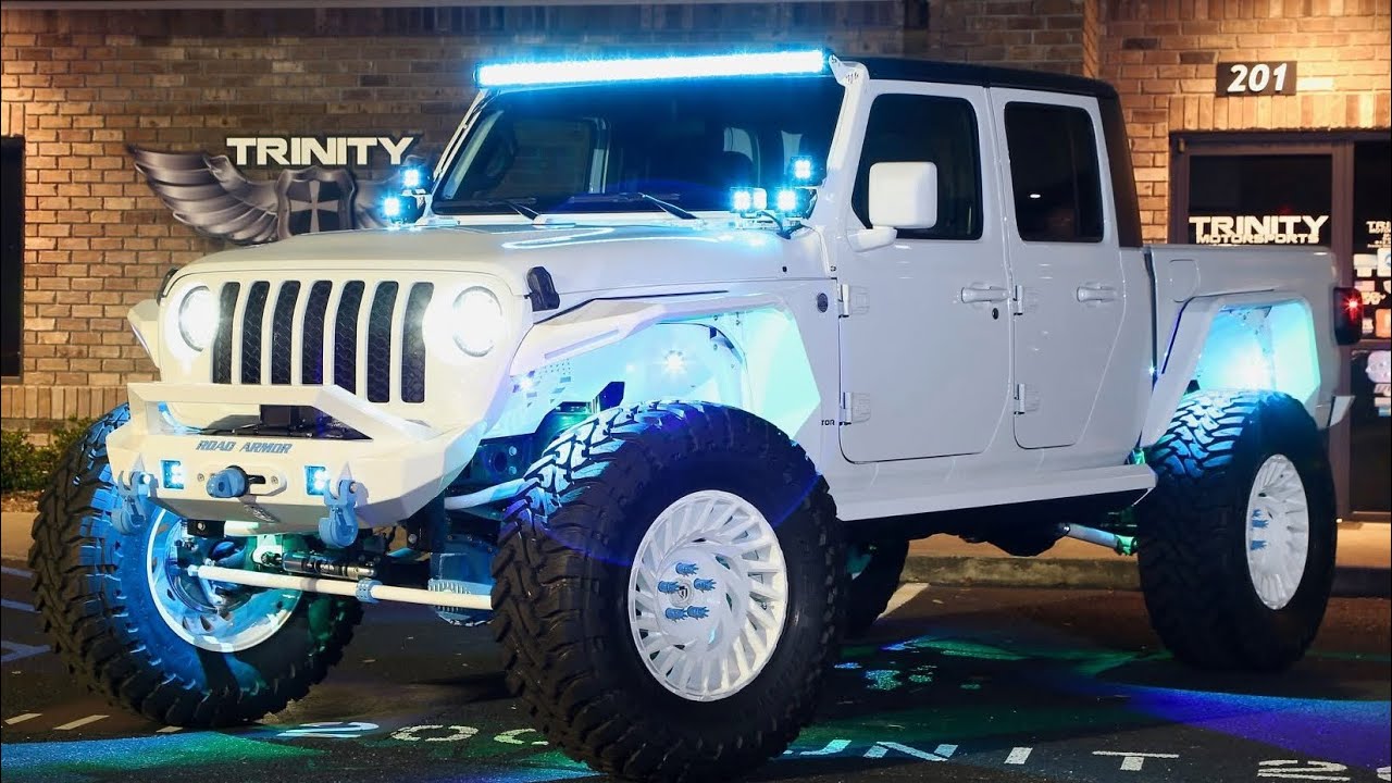 Check out this custom ‘20 Jeep Gladiator! 5” Fabtech lift kit, 20x10 Fuel Cyclones, & 40” Toyo Tires