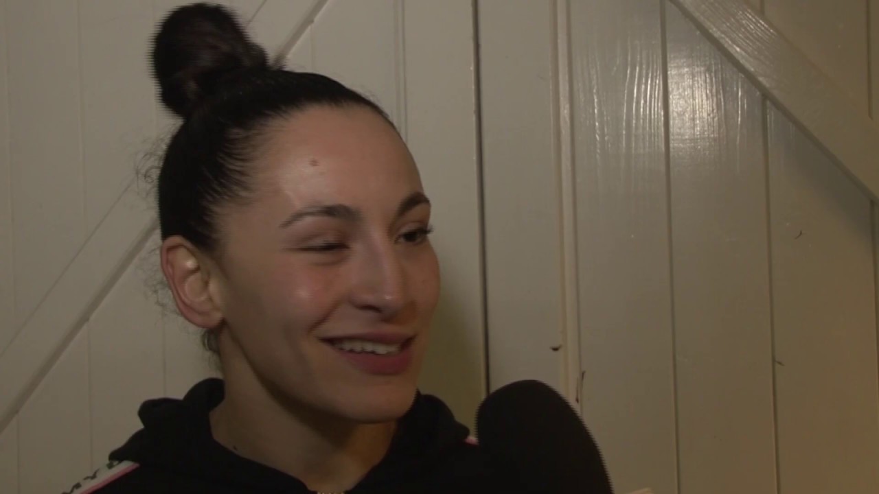 Jeugd krijgt kickboksles van Anissa Haddaoui