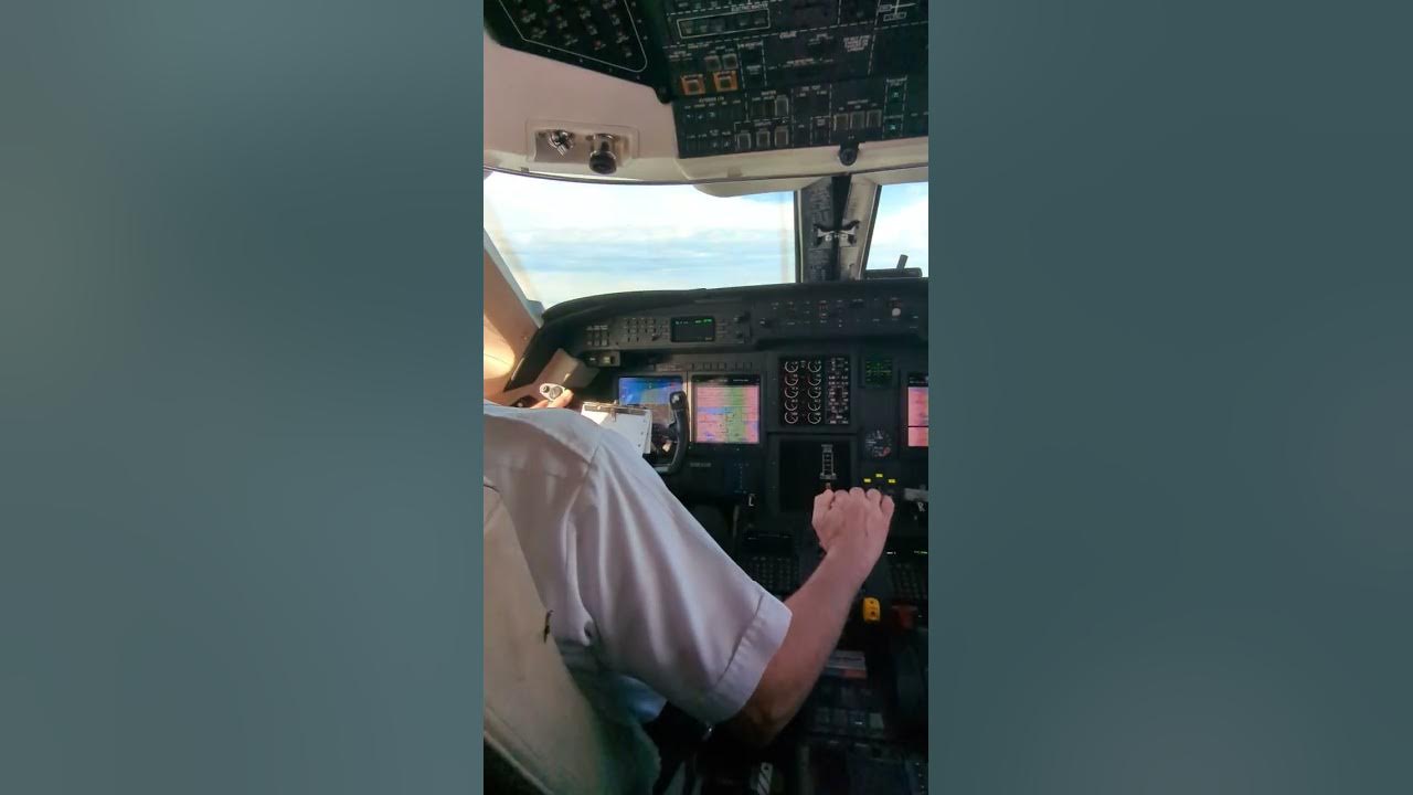 jump-seat-landing-into-new-in-gulfstream-giv-sp-on-2022-12-11-youtube
