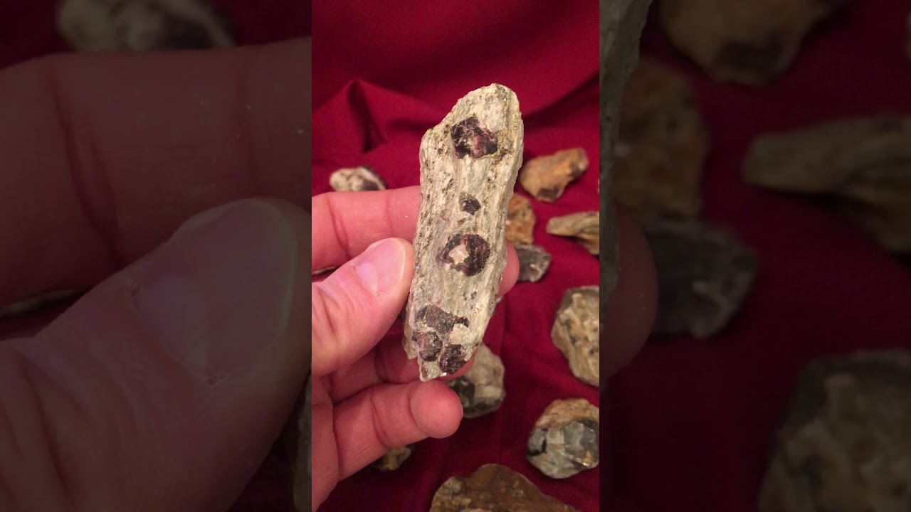 American Geode 360 - Almandine Garnets - Green's Garnet Farm (Roxbury garnet mine), Roxbury, CT