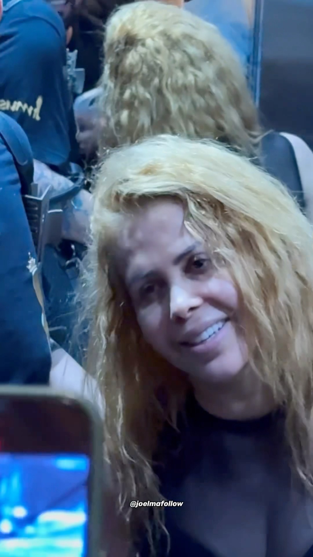 Joelma sendo ovacionada por sua gigante legião de fãs