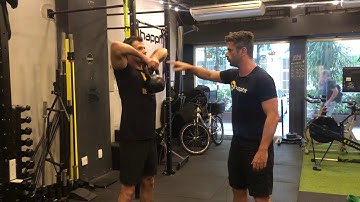 Remada alta com kettlebell